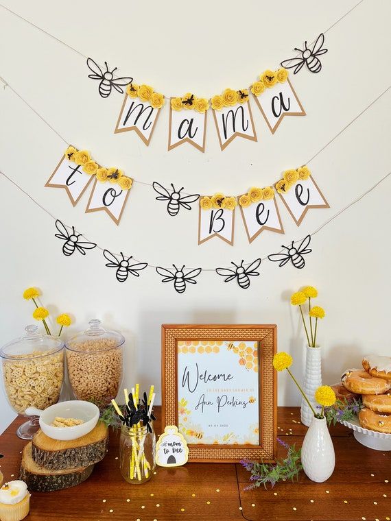 Dekorationer för en babyshower med bi-tema och välkomstskylt för Ann Perkins.